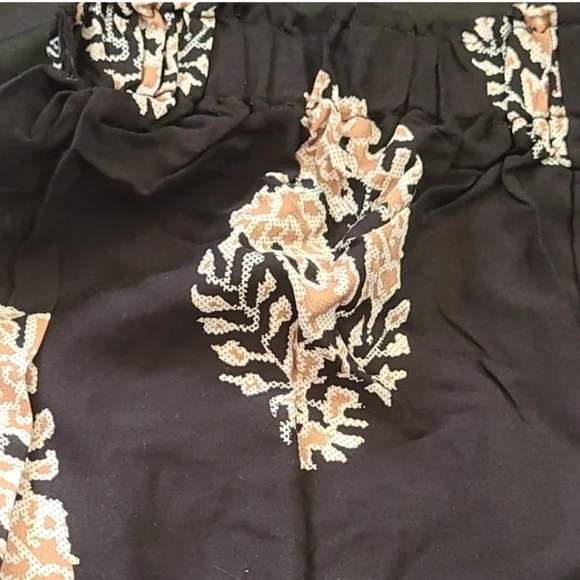 NWT Shein 2 piece set Black Tube top and Black shorts tan/white flower small - Picture 3 of 3